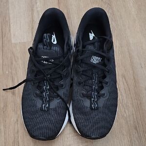 Nike Men's Black and White Sneakers